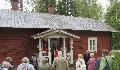 Besökare guidas av Kaja Lindberg 60 år efter invigningen